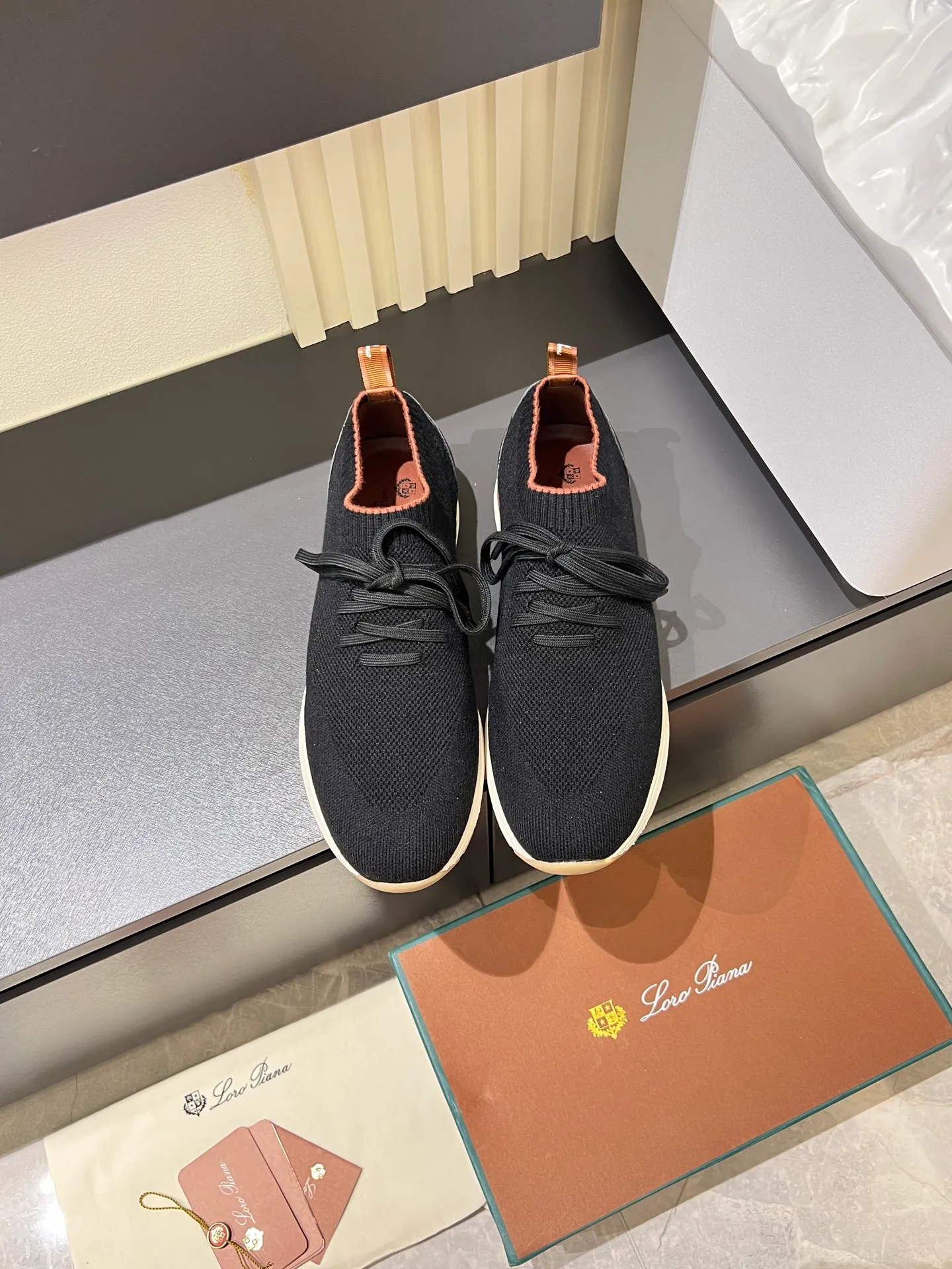 Men's Men's Shoes 💰p380 Loro Men's Shoes 💰piana/Noyo Piana 360 L Men's Shoes 💰p Flexy Walk Men's Sports Shoes These sports shoes are made of knitted wool uppers, and the heel is wrapped in smooth calf leather. Merino sheep are selected from Australia and New Zealand. The upper is machine-woven like a sweater, and then equipped with a white rubber outsole and a Kummel-colored sole. It is both beautiful and non-slip. The fabric is 100% cashmere and the insole is calf leather. It is super comfortable on the feet! Comes with full original packaging! Multiple colors available! Size: 38-44 (45 customized)